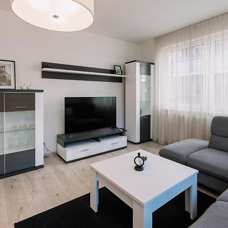 Skau 1 Old Town Family & Business Apartment Free Parking Братислава Екстериор снимка