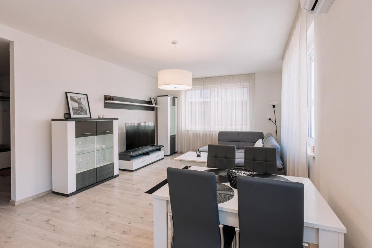 Skau 1 Old Town Family & Business Apartment Free Parking Братислава Екстериор снимка