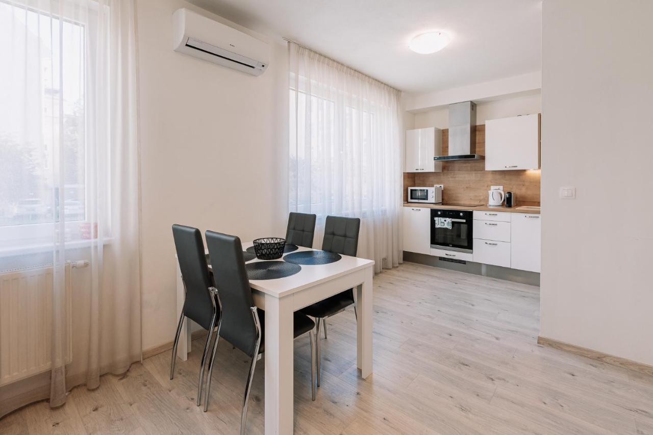 Skau 1 Old Town Family & Business Apartment Free Parking Братислава Екстериор снимка