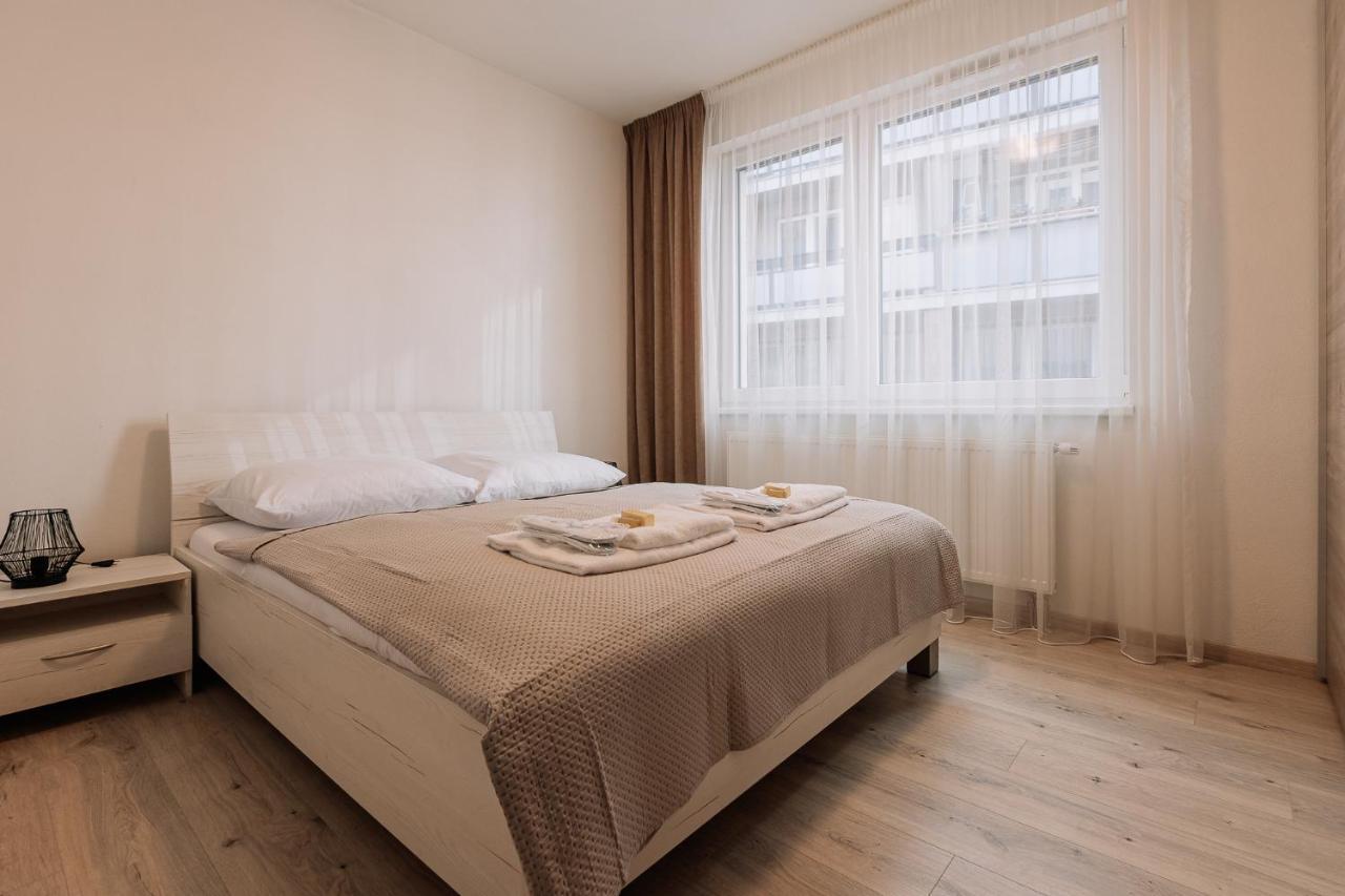 Skau 1 Old Town Family & Business Apartment Free Parking Братислава Екстериор снимка