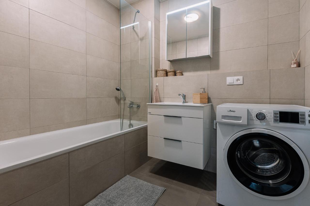 Skau 1 Old Town Family & Business Apartment Free Parking Братислава Екстериор снимка