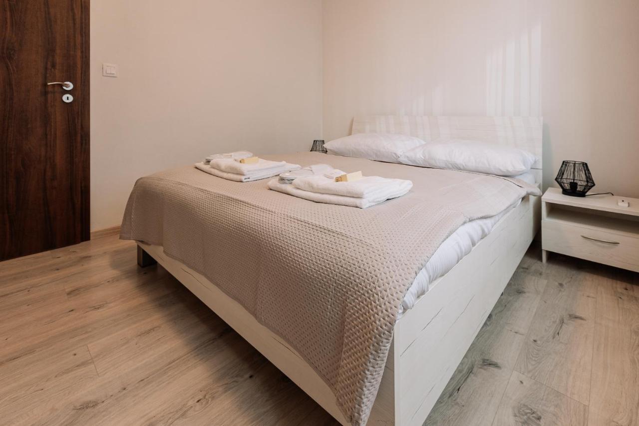 Skau 1 Old Town Family & Business Apartment Free Parking Братислава Екстериор снимка