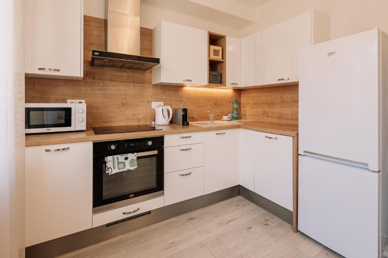 Skau 1 Old Town Family & Business Apartment Free Parking Братислава Екстериор снимка