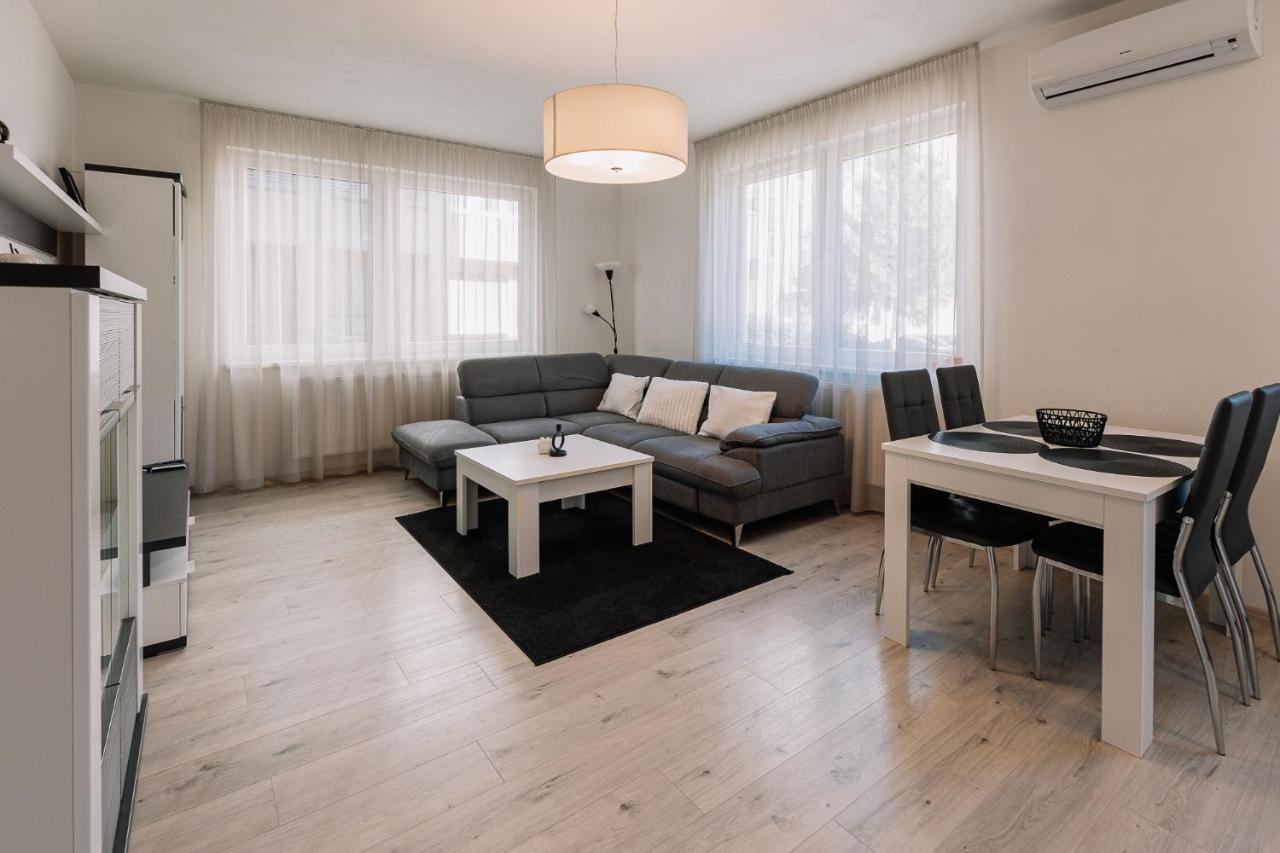Skau 1 Old Town Family & Business Apartment Free Parking Братислава Екстериор снимка