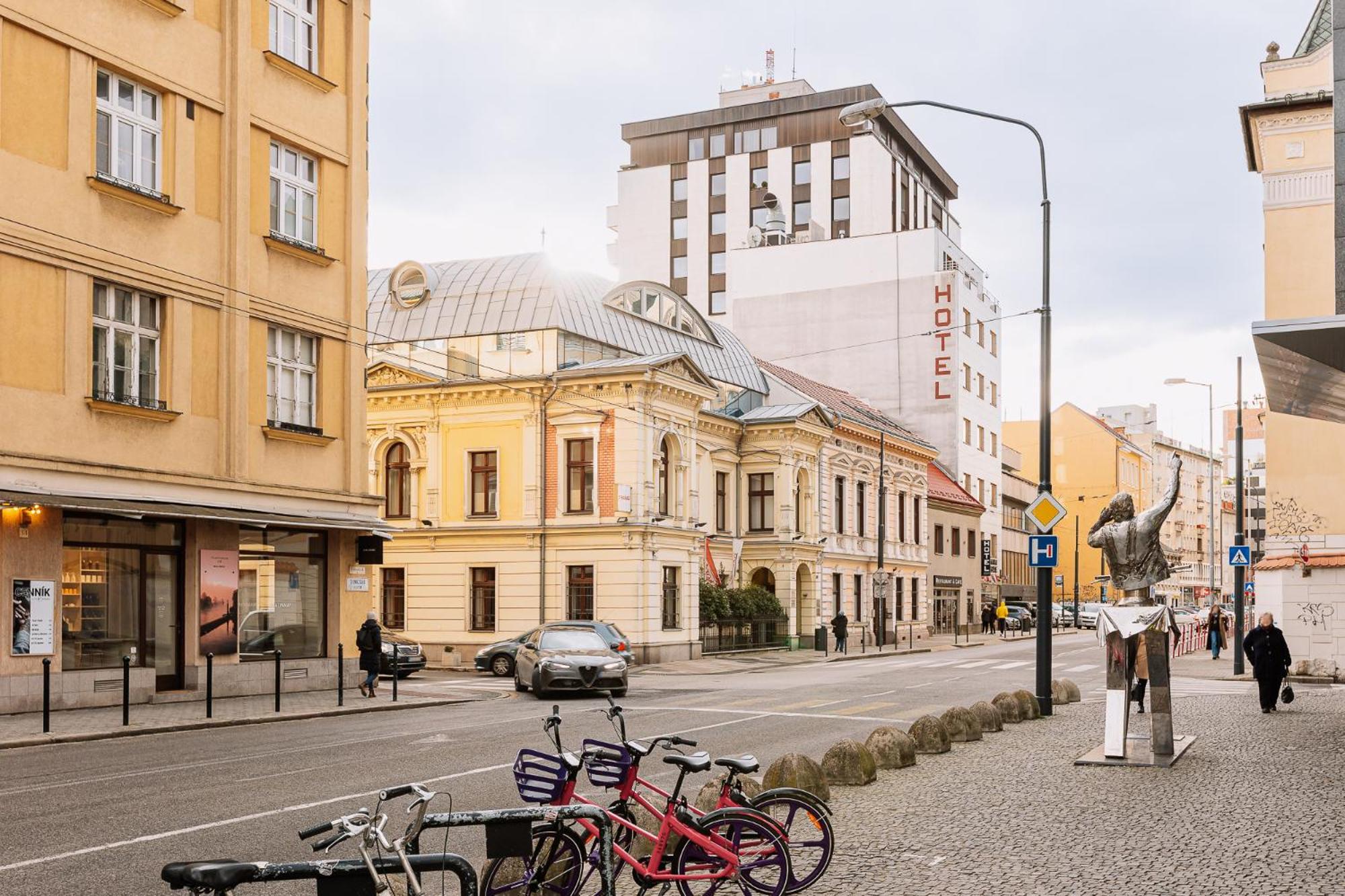 Skau 1 Old Town Family & Business Apartment Free Parking Братислава Екстериор снимка