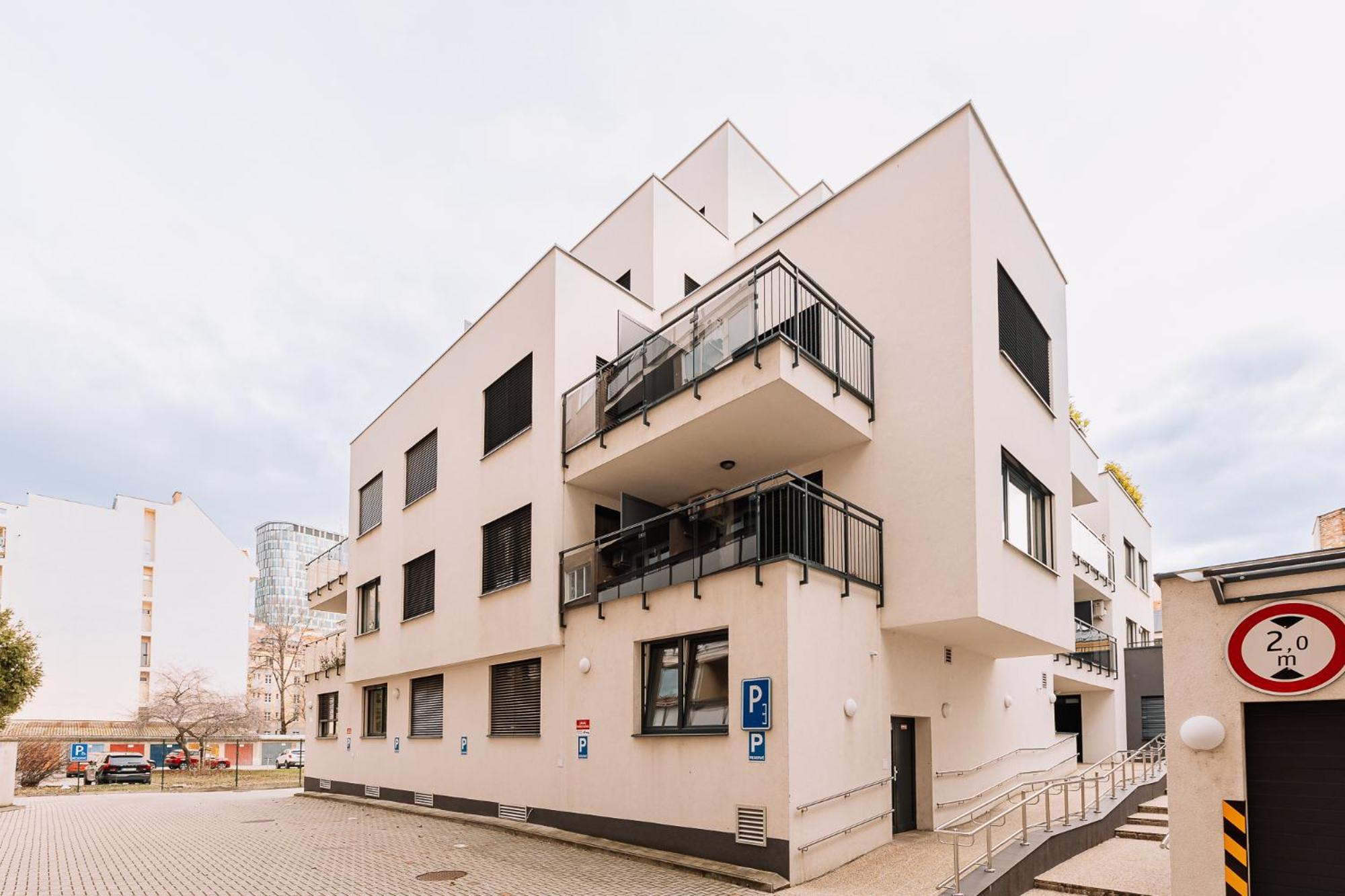 Skau 1 Old Town Family & Business Apartment Free Parking Братислава Екстериор снимка